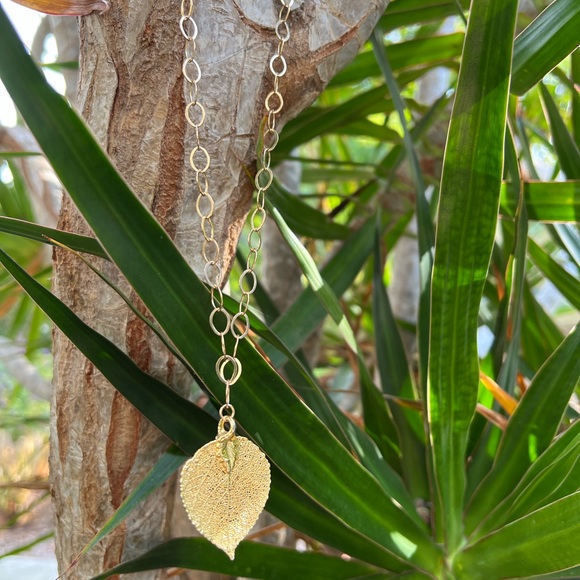 Beautiful Gold Leaf Chain Necklace - Picture 3 of 4